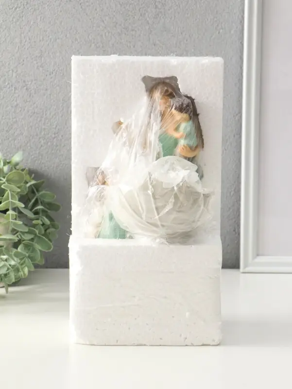 Сувенир полистоун "Мама с детьми в вязанных нарядах, под зонтом" 7,5х12,5х24 см