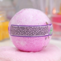 Бомбочка для ванн Laboratory Katrin двухцветная с цветами лаванды, 120 г