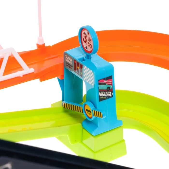 Парковка-автотрек &laquo;Город&raquo;, с 4 машинами, свет и звук, работает от батареек