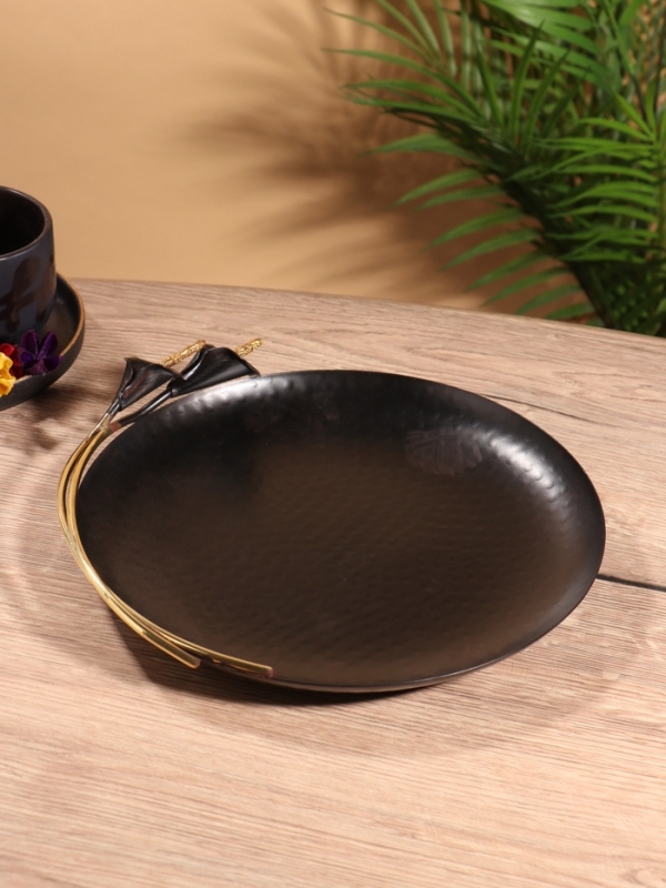 Блюдо сервировочное круглое "Черные каллы" черное с золотом. нержавеющая сталь 26х27х5 см