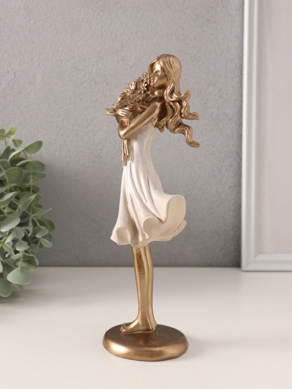 Сувенир полистоун "Девушка с охапкой подсолнухов" 9,5х7х23,5 см