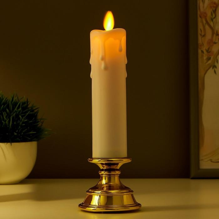 Светодиодная свеча в подсвечнике RISALUX «Большая», ночник LED с эффектом живого пламени, от батареек 2xААА, золото, 7×7×21 см Светодиодная свеча в подсвечнике RISALUX «Большая», ночник LED с эффектом живого пламени, от батареек 2xААА, золото, 7×7×21 см