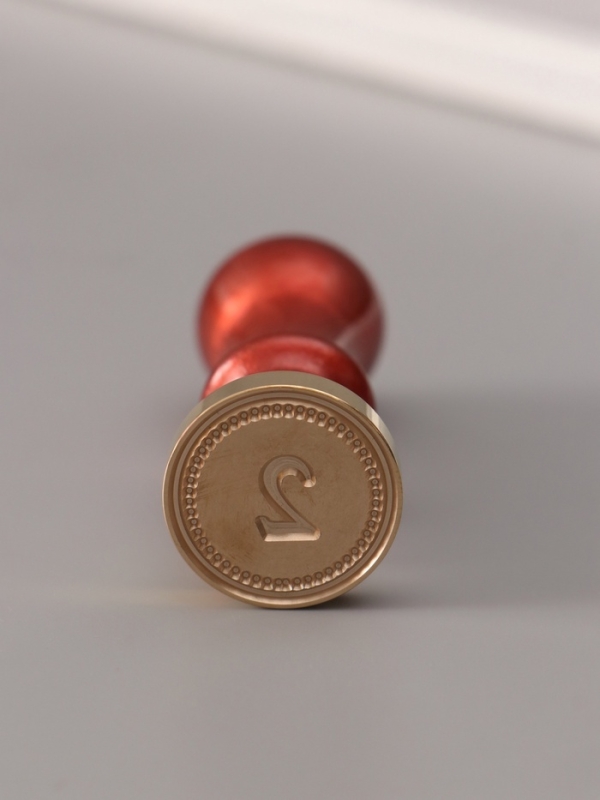 Печать для сургуча с пластиковой ручкой Печать для сургуча с пластиковой ручкой "Классика цифра 2" 2,5х2,5х6,3 см