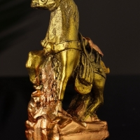 Статуэтка "Конь с мухой" 8х6х3 см, цвет золото