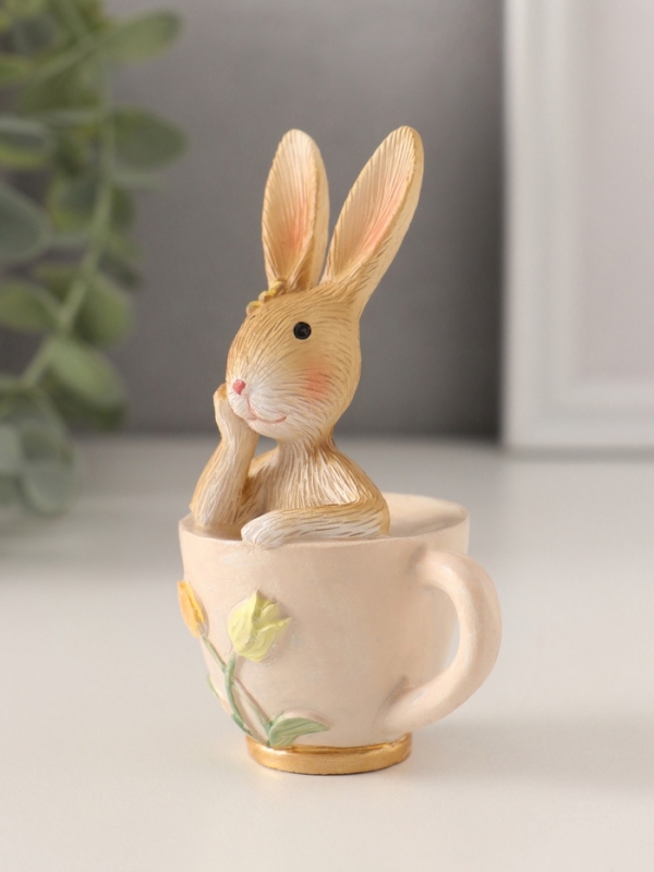 Сувенир полистоун "Кролик в чашечке с тюльпанами" 6х4,5х10 см