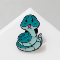 Новый год! Символ года 2025! Значок &laquo;Змейка&raquo; настороженная, цвет голубой в чёрном металле