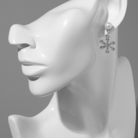Новый год! Серьги с жемчугом &laquo;Снежинки&raquo;, асимметрия, цвет белый в серебре