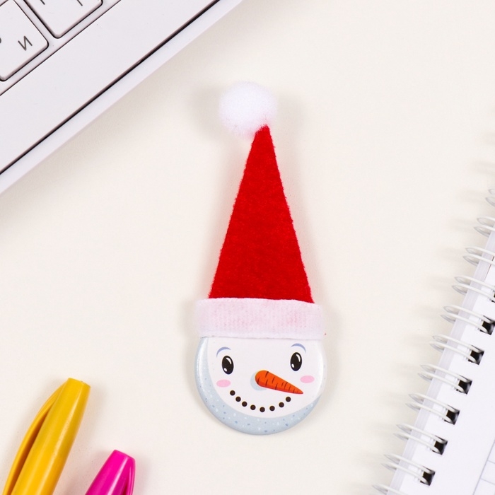 Значок закатной с колпаком d=35 мм "Снеговик" 6,5х11 см