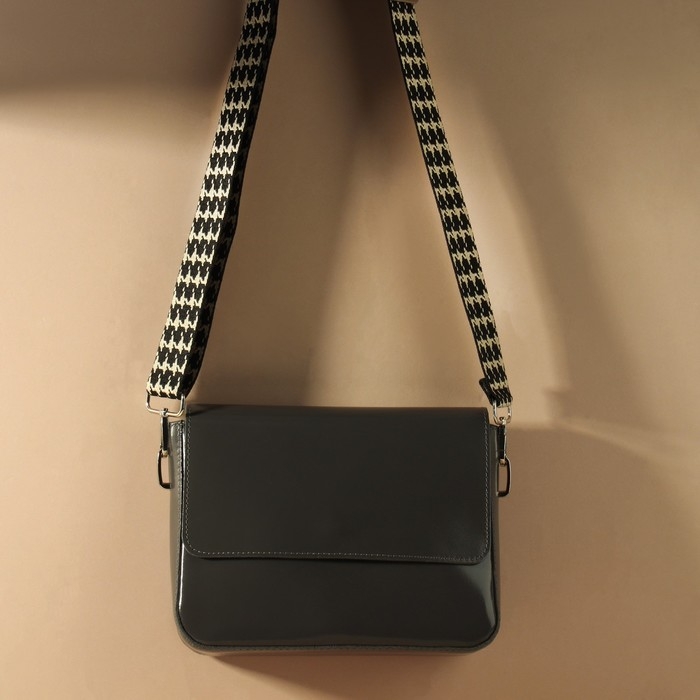 Ручка для сумки &laquo;Гусиная лапка&raquo;, стропа, с карабинами, 139 &plusmn; 3 &times; 3,8 см, цвет чёрный/белый