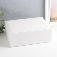 Шкатулка кожзам для украшений "Пионы и лепестки" белая 8,5х23,5х18,5 см Шкатулка кожзам для украшений "Пионы и лепестки" белая 8,5х23,5х18,5 см