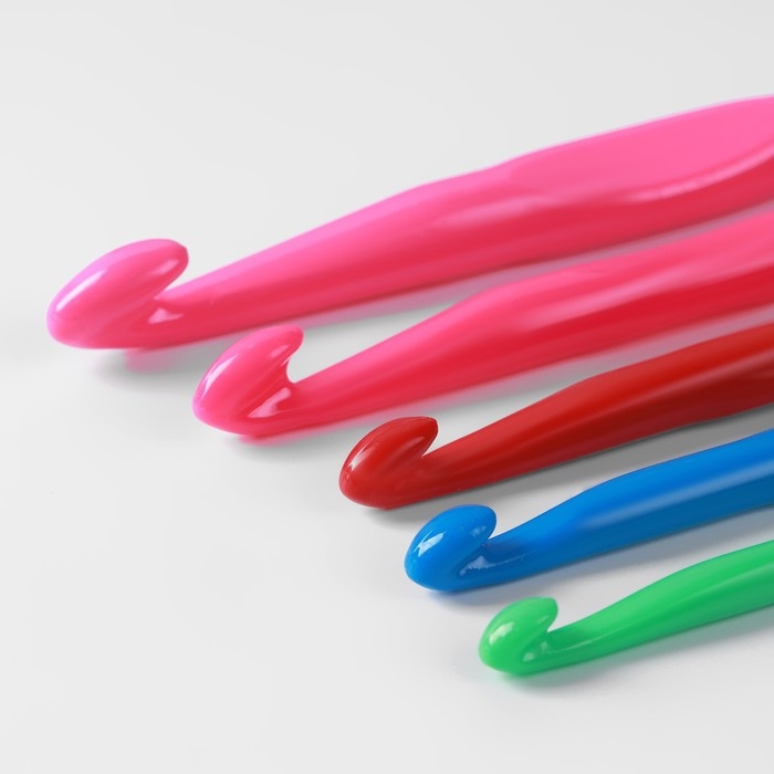 Набор крючков для вязания, d = 8/9/10/12/15 мм, 5 шт , цвет разноцветный Набор крючков для вязания, d = 8/9/10/12/15 мм, 5 шт , цвет разноцветный