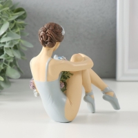 Сувенир полистоун "Балерина с охапкой сиреневых цветов" 12,5х7х12 см