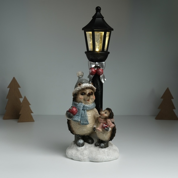 Сувенир полистоун свет "Ёжики в зимних нарядах у фонарного столба" 12,5х10,5х31,5 см
