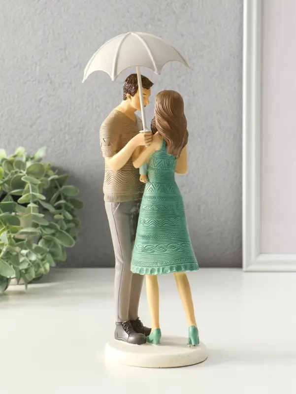 Сувенир полистоун "Папа, мама и малыш в вязанных нарядах, под зонтом" 8,5х9,5х25,5 см