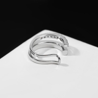 Серьга &laquo;Кафф&raquo; чёрные и белые линии, цвет чёрно-белый в серебре