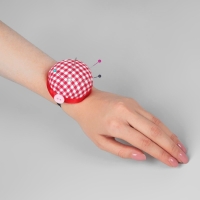 Игольница на руку &laquo;Клетка&raquo;, d = 6 см, цвет красный/белый