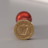 Печать для сургуча с пластиковой ручкой "Венок с буквой W" 2,5х2,5х6,3 см Печать для сургуча с пластиковой ручкой "Венок с буквой W" 2,5х2,5х6,3 см