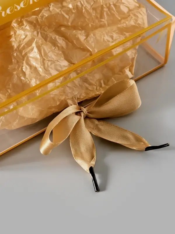 Подарочная коробка с тишью и гирляндой Present, 20 х 18 х 5 см