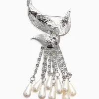 Брошь "Птица с жемчужным хвостом", цвет белый в серебре