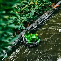 Садовая фигура 14 х 13 х 9,5 см "Лягушка на шине" Водоплавающая