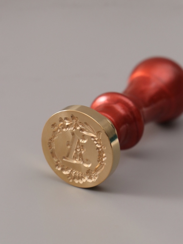 Печать для сургуча с пластиковой ручкой "Венок с буквой A" 2,5х2,5х6,3 см