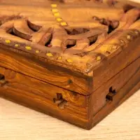 Шкатулка резная "Хранитель" 18х13х6 см, дерево шишам