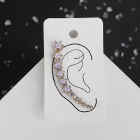 Серьга «Кафф» ромашка, цвет бело-розовый в золоте Серьга «Кафф» ромашка, цвет бело-розовый в золоте