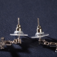 Серьги со стразами &laquo;Крестики искры&raquo; с пусетом, цвет белый в серебре