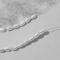 Бусины пластиковые на нити &laquo;Жемчуг&raquo; капля 0,8&times;0,4&times;0,4 см, (набор 110 шт.), цвет белый