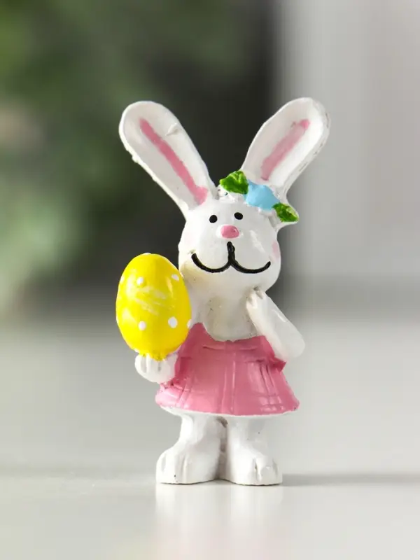 Сувенир полистоун "Белый зайка с яйцом/букетом" МИКС 2,2х3х4,2 см