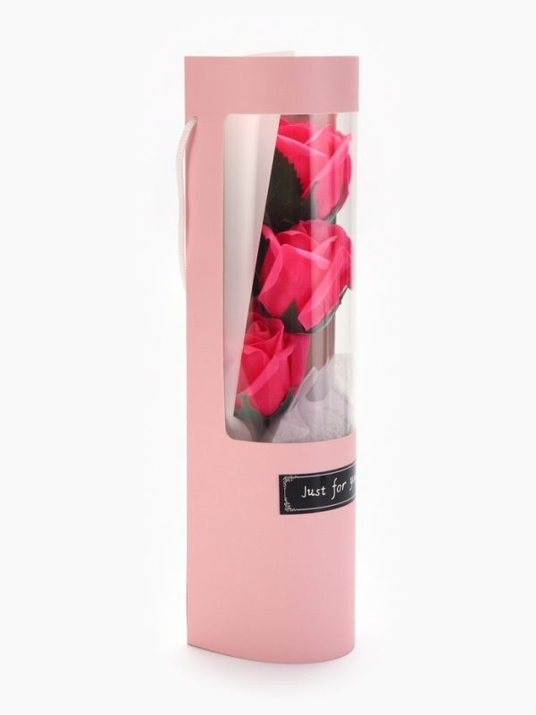 Букет из трех мыльных фуксия роз в колбе.