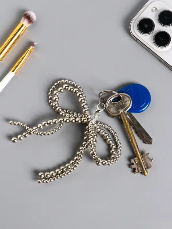 Брелок на карабине "Двойной бант" серебро, бусины d=0,4 и 0,5 см 11,5х9,5х1 см