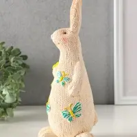 Сувенир полистоун "Зайка вязанный с букетом цветов" 8х10,5х23 см