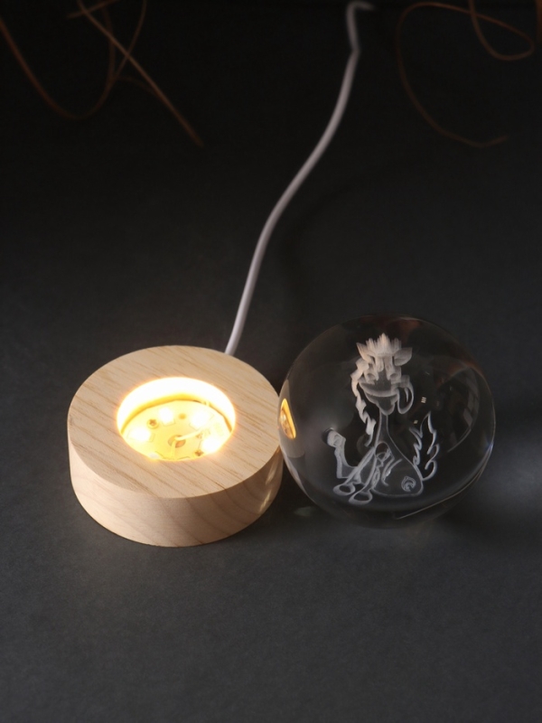 Сувенир стекло подсветка "Шар. Лошадка в короне" d=6 см подставка дерево, USB