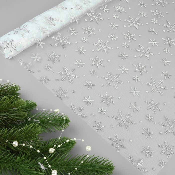 Фатин со снежинками, с тиснением, 155 см, 11 &plusmn; 1 г/кв.м, 0,91 &plusmn; 0,1 м, цвет белый/серебряный