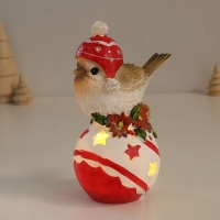 Сувенир полистоун свет "Птичка в шапке с помпонами на ёлочном шарике" 7,5х9,5х15 см Сувенир полистоун свет "Птичка в шапке с помпонами на ёлочном шарике" 7,5х9,5х15 см