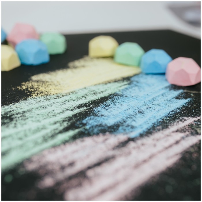 Мелки цветные для асфальта 12 штук Гамма "Малыш", фигурные камешки, пластиковое ведро (323082)