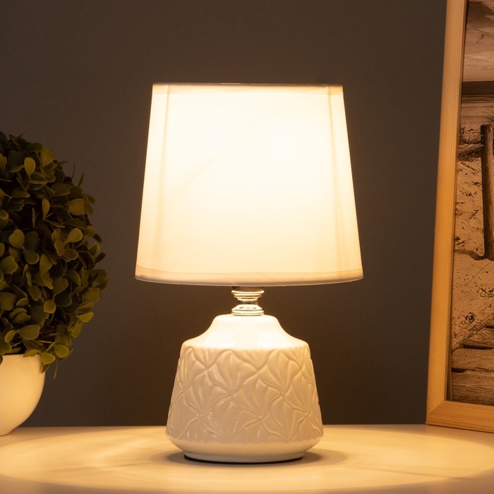 Лампа настольная "Даниэль" 1х40Вт Е14 белый 14,5х14,5х24см