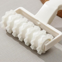 Валик для нарезки полос из теста Доляна &laquo;Волна&raquo;, 20&times;12&times;4 см, цвет белый