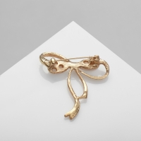 Брошь &laquo;Бантик&raquo; с жемчужинками, цвет белый в золоте