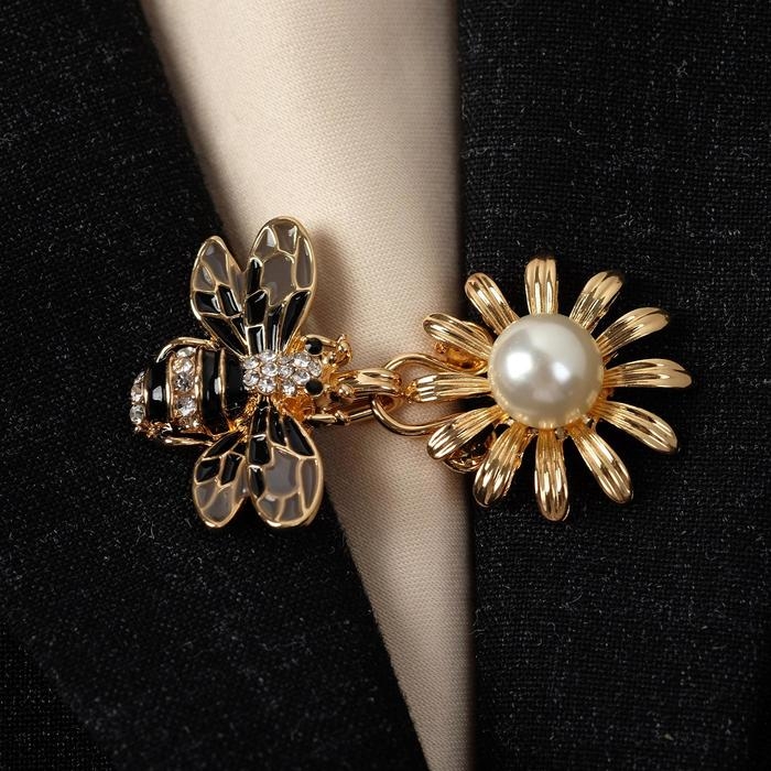 Зажим для кардигана «Пчела», цвет чёрно-белый в золоте Зажим для кардигана «Пчела», цвет чёрно-белый в золоте