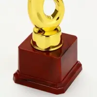 Наградная фигура "4 звезды" на красной подставке КОРОБКА