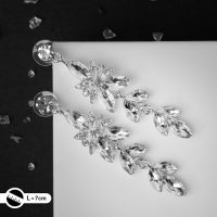 Серьги висячие со стразами &laquo;Ажур&raquo; весеннее настроение, цвет белый в серебре, 7 см