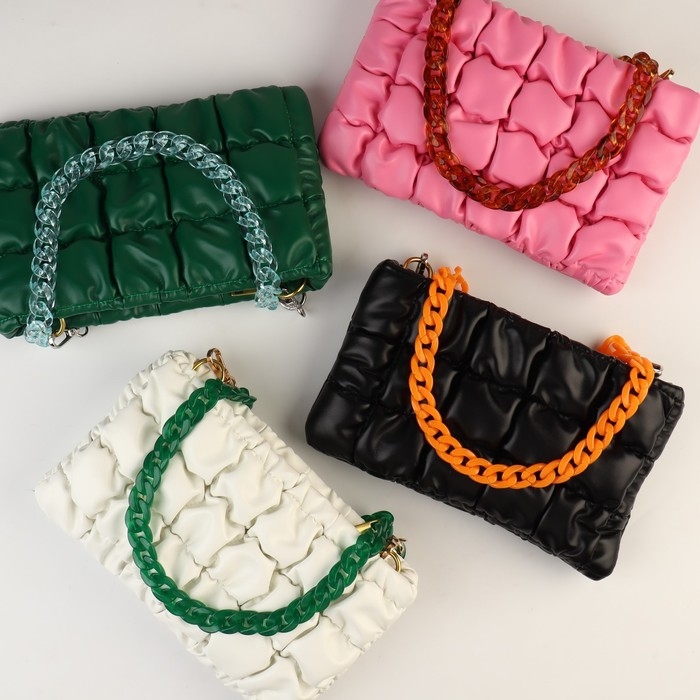 Цепочка для сумки, пластиковая, с карабинами, 23 &times; 17 мм, 68 см, цвет малахитовый/золотой