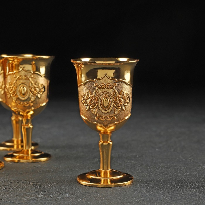 Набор сервировочный &laquo;Роскошь. Золото&raquo;, 8 предметов: кувшин 250 мл, 6 рюмок, 20 мл, поднос, цвет золотой