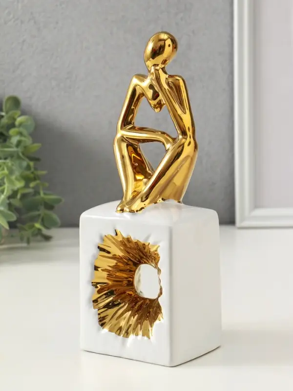 Сувенир керамика "Задумчивый человек" белый с золотом 7х9,5х26 см