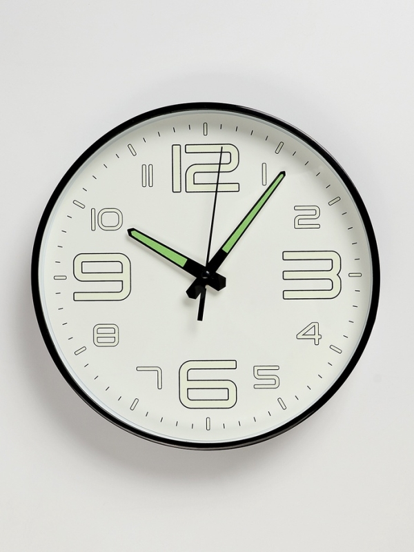 Часы настенные интерьерные &laquo;Классика&raquo;, плавный ход, светящиеся, d-25 см