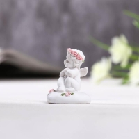 Сувенир полистоун "Ангелок сидит на сердце" в венке из роз, МИКС, 3,5х3х4 см