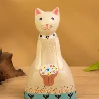 Сувенир дерево "Белая кошка в бежевом платье" 9х5х15,5 см