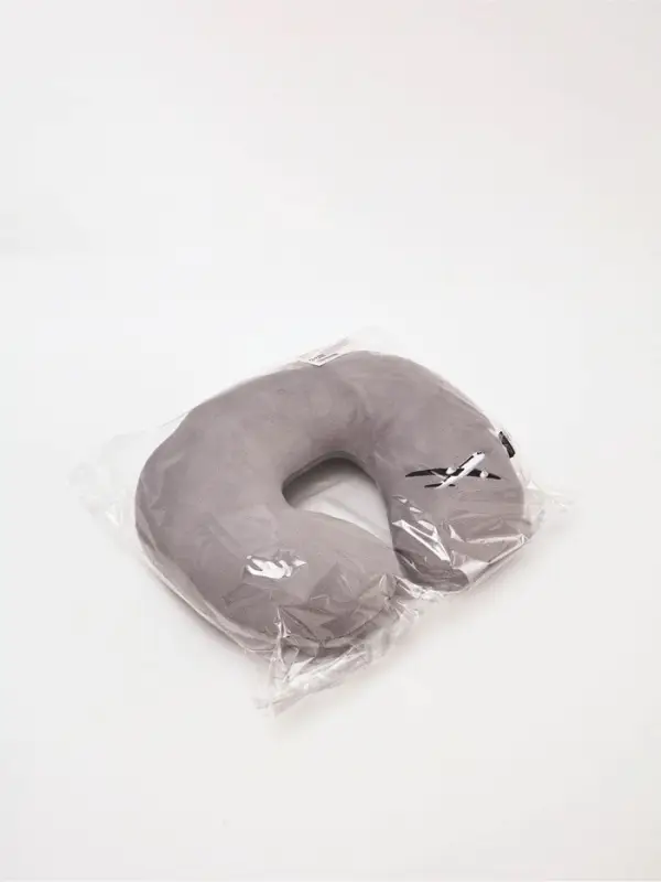 Подушка для путешествий бархатная "Время путешествий", серая, 28 х 30 х 9  см